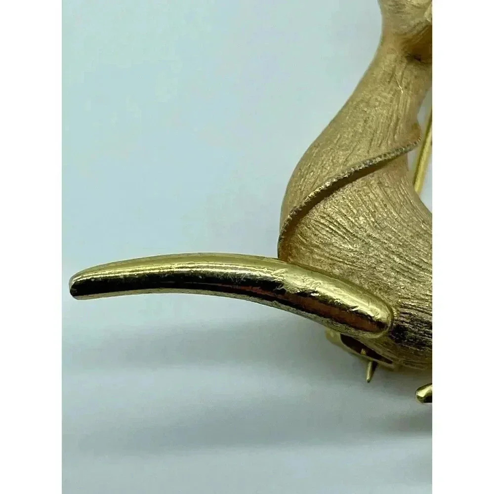Fawn Deer Brooch JJ Textured Gold Tone With Green Stone Eyes Vintage 1970’s - Picture 4 of 5